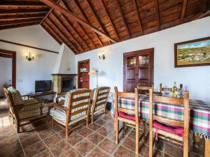 Televízia a/alebo spoločenská miestnosť v ubytovaní holiday home, Puntallana