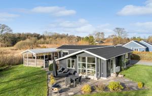 una casa modular con un invernadero en el césped en Cozy Home In Haderslev With Wifi, en Haderslev