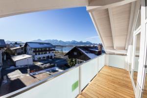 Apartment mit Balkon und Blick auf das Wasser in der Unterkunft Ferienwohnungen Hopfensee in Füssen