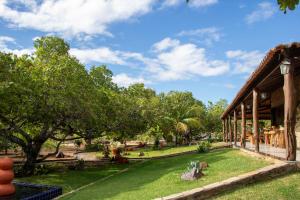 Olho D’Água do CasadoにあるRancho Império do Cajúの木々と芝生のある庭園