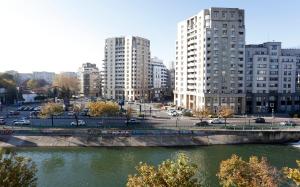 Výhled na řeku, která protéká v blízkosti apartmánu