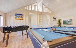 una sala biliardo con tavolo da biliardo di 5 Bedroom Awesome Home In Bogense a Skåstrup