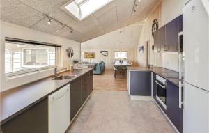 una grande cucina con lucernario di 5 Bedroom Awesome Home In Bogense a Skåstrup
