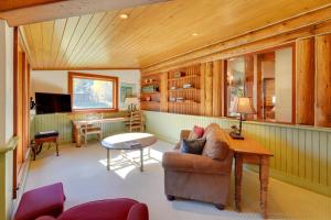 サンバレーにあるSun Valley Log Home with Hot Tub and Mtn Views!のソファとテーブルのあるリビングルーム