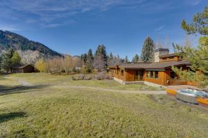 サンバレーにあるSun Valley Log Home with Hot Tub and Mtn Views!の畑中の丸太小屋