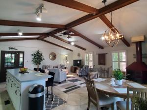 Χώρος καθιστικού στο Lake Catherine Serenity Retreat