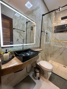 Ένα μπάνιο στο Apartamento Sofisticado Alter do Chão Ilha Bela Residence