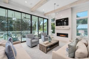 un salon avec un canapé et une cheminée dans l'établissement Bearfoot By The Sea, à Santa Rosa Beach