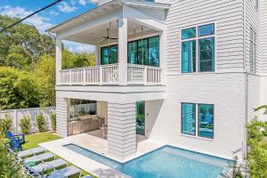 une maison avec piscine et balcon dans l'établissement Bearfoot By The Sea, à Santa Rosa Beach