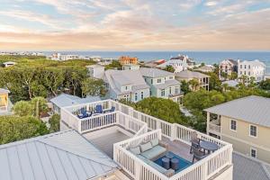 - une vue aérienne sur un quartier avec des maisons et l'océan dans l'établissement Bearfoot By The Sea, à Santa Rosa Beach