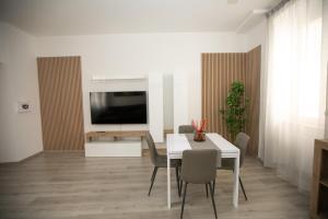 a white dining room with a white table and chairs at Casa in Centro in Ascoli Piceno