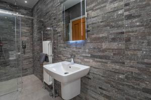 Ένα μπάνιο στο Spacious, High Spec & Modern +21 φωτογραφίες