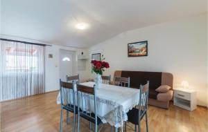 Posezení v ubytování Two-Bedroom Apartment In Vodnjan