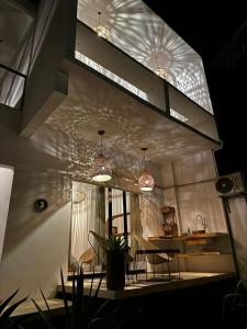 una cucina con due lampade a sospensione, un tavolo e delle sedie di Dada Hotel a Brisas de Zicatela