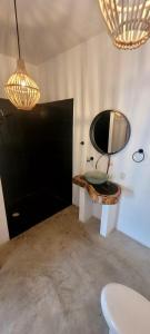 un bagno con lavandino e specchio di Dada Hotel a Brisas de Zicatela