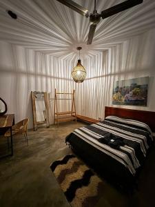 una camera da letto con un letto e un tavolo di Dada Hotel a Brisas de Zicatela Altre 3 foto