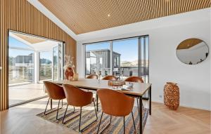 une salle à manger avec une table et des chaises dans l'établissement Awesome Home In Harboøre With Kitchen, à Harboør