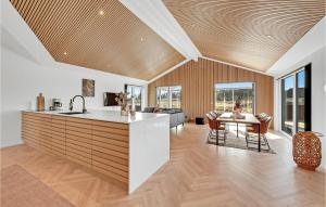 une cuisine et un salon avec une table et des chaises dans l'établissement Awesome Home In Harboøre With Kitchen, à Harboør 23 autres photos