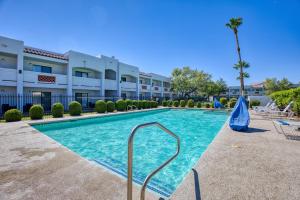 a swimming pool in front of a apartment building at Los Viajeros Inn in Wickenburg
