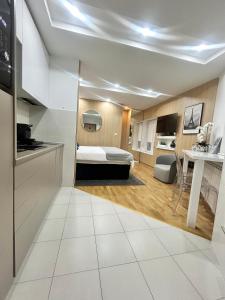 ein kleines Zimmer mit einem Bett und einer Küche in der Unterkunft Paradise Museum City Center in Belgrad