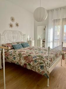 a bedroom with a bed with a floral bedspread at VUT LOS CONDES Garaje privado in Zamora