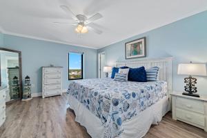 sypialnia z łóżkiem i wentylatorem sufitowym w obiekcie Island Winds West Unit 870 w mieście Gulf Shores