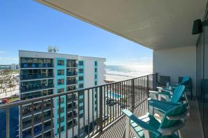 balkon z krzesłami i widokiem na ocean w obiekcie Island Winds West Unit 870 w mieście Gulf Shores