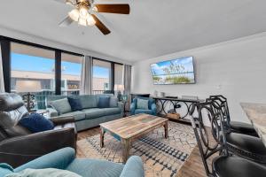 salon z kanapą i stołem w obiekcie Island Winds West Unit 870 w mieście Gulf Shores +36 zdjęć