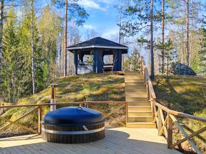 ein Pavillon auf einem Hügel mit Treppe und Gondel in der Unterkunft Matikkala Cottages in Ruokolahti
