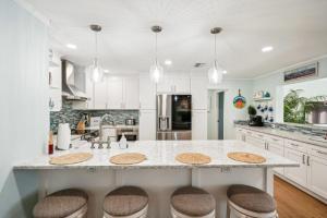 Η κουζίνα ή μικρή κουζίνα στο 4 Br Bradenton Home Private Pool Outdoor Bar WD