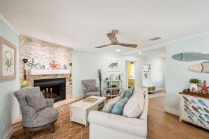 Χώρος καθιστικού στο 4 Br Bradenton Home Private Pool Outdoor Bar WD +38 φωτογραφίες