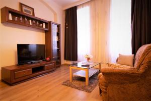 TV a/nebo společenská místnost v ubytování Apartmany u tri jehnatek