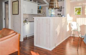 Η κουζίνα ή μικρή κουζίνα στο Three-Bedroom Holiday Home In Albak
