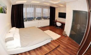 شقة لوباكوفا في براغ: غرفة نوم بسرير ابيض ونافذة