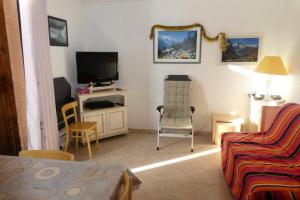 a living room with a tv and a couch and a chair at Résidence Oucanes - Superbe T3 avec accès direct aux pistes de Réallon OUC7 MAE-8401 in Réallon