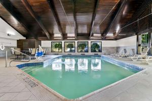 Bazén v ubytování Best Western Plus Flint Airport Inn & Suites nebo v jeho okolí