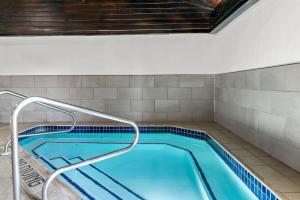 Bazén v ubytování Best Western Plus Flint Airport Inn & Suites nebo v jeho okolí
