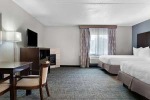 Postel nebo postele na pokoji v ubytování Best Western Plus Flint Airport Inn & Suites