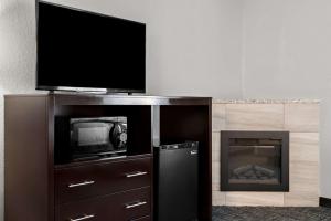 TV a/nebo společenská místnost v ubytování Best Western Plus Flint Airport Inn & Suites