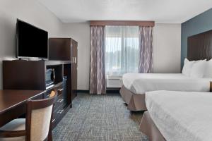 Postel nebo postele na pokoji v ubytování Best Western Plus Flint Airport Inn & Suites