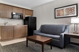 Kuchyň nebo kuchyňský kout v ubytování Best Western Plus Flint Airport Inn & Suites