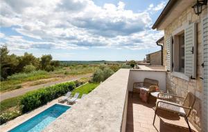 - une vue depuis le balcon d'une maison avec piscine dans l'établissement Villa Miramonti, à Sveti Lovreč Pazenatički 10 autres photos