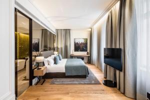 Posteľ alebo postele v izbe v ubytovaní BoHo Prague Hotel - Small Luxury Hotels