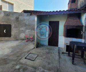 a building with a mural on the side of it at Casa em Mongaguá in Mongaguá
