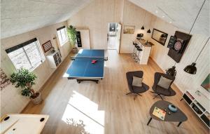 una vista sul soffitto di un tavolo da ping pong in una stanza di Cozy Home In Nørre Nebel With Sauna a Nørre Nebel
