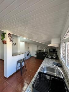 Η κουζίνα ή μικρή κουζίνα στο Meu Quintal Apartaments 2, Calheta Madeira