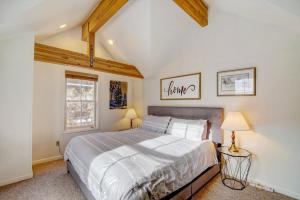 Voodi või voodid majutusasutuse Walking Distance from Downtown, Pet Friendly Home, Comfortable, Cozy, Park City Base toas