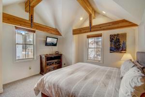 Voodi või voodid majutusasutuse Walking Distance from Downtown, Pet Friendly Home, Comfortable, Cozy, Park City Base toas