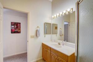 Vannituba majutusasutuses Walking Distance from Downtown, Pet Friendly Home, Comfortable, Cozy, Park City Base