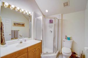 Vannituba majutusasutuses Walking Distance from Downtown, Pet Friendly Home, Comfortable, Cozy, Park City Base +37 fotot